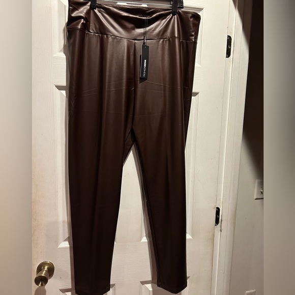 Chocolate Faux leather leggings - Picture 4 of 5